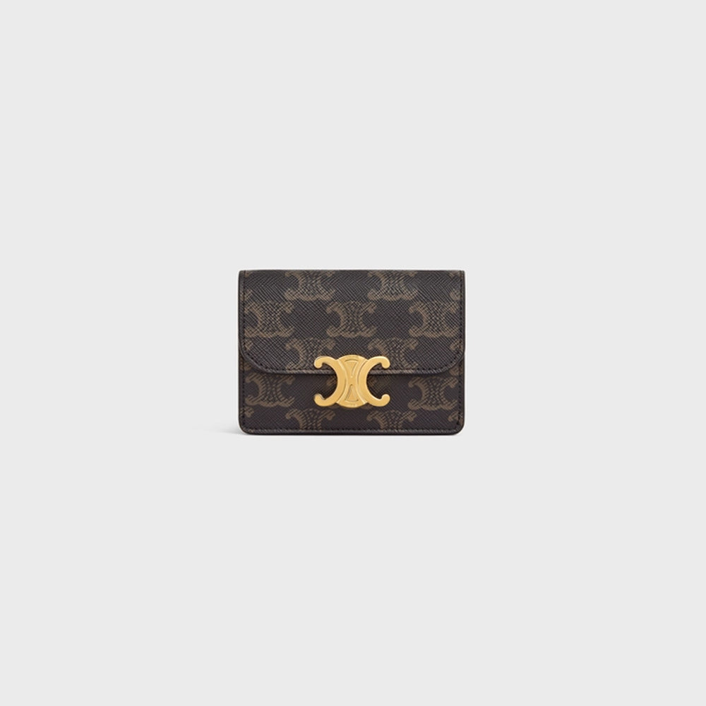 Celine Cardholder Triomphe in Triomphe Canvas – 經典 Triomphe 帆布材質卡套，搭配金屬標誌與精緻設計，時尚實用。