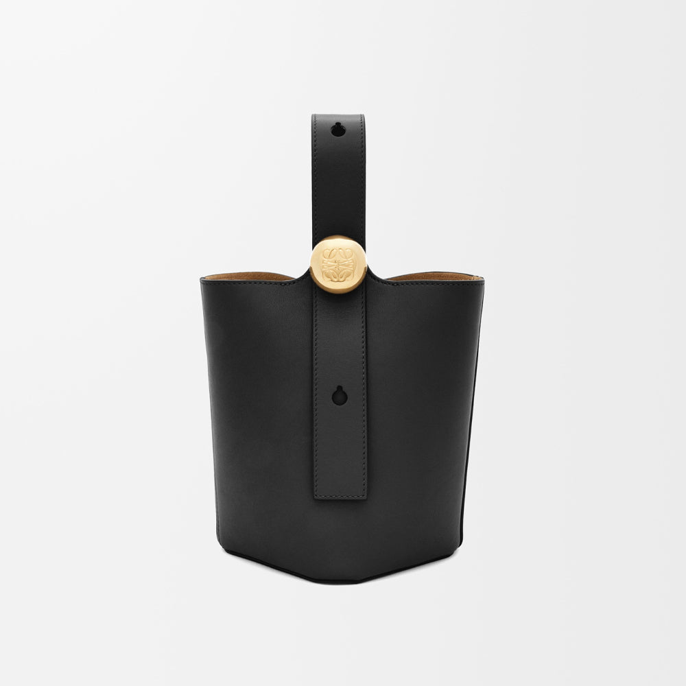 Loewe Mini Pebble bucket in smooth calfskin (Black)