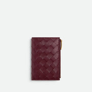 Bottega Veneta Medium Intrecciato 編織雙折錢包，設有拉鏈隔層，結合經典與實用性。