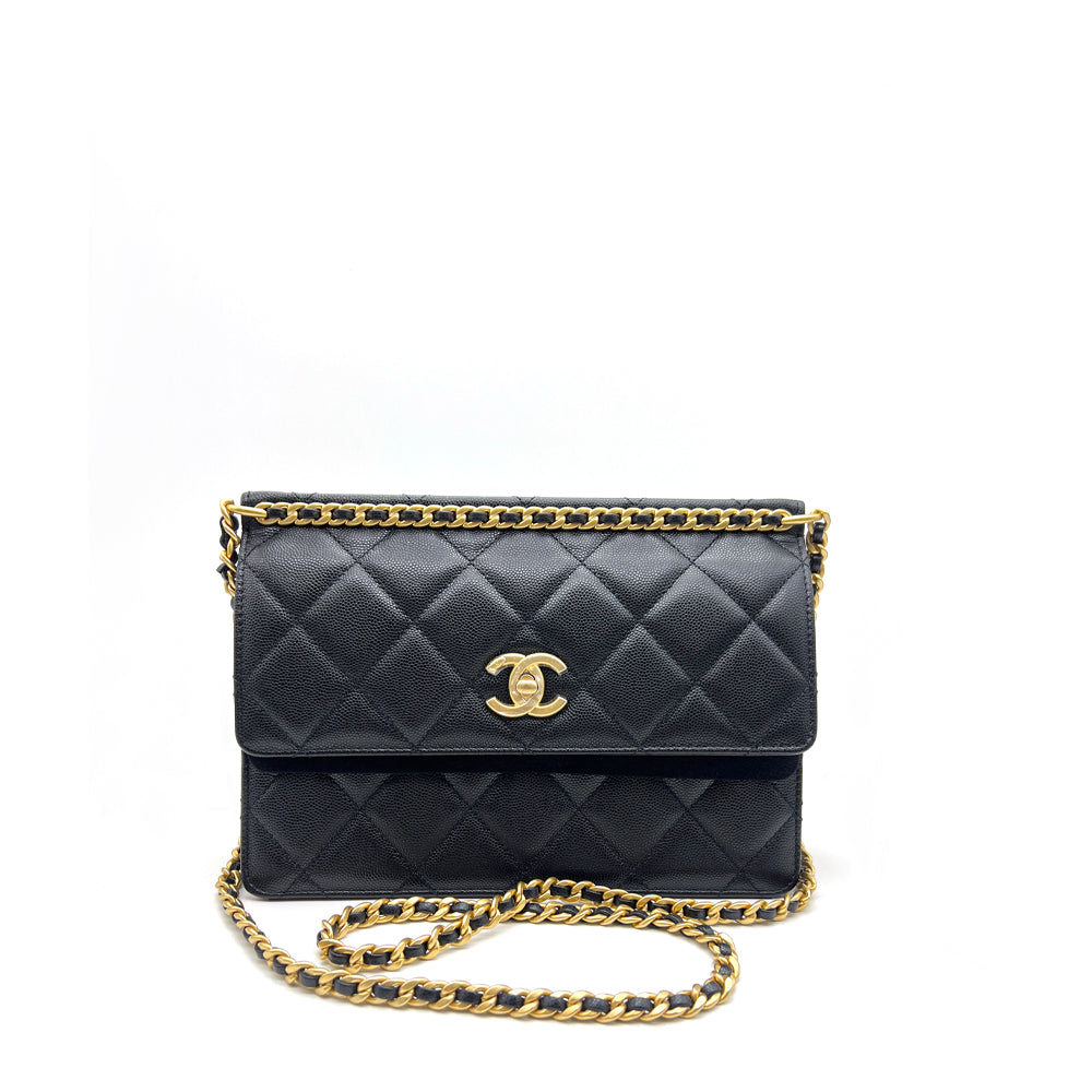 Chanel Grained Calfskin Bag – 採用經典魚子醬皮革與金屬細節，結合優雅與實用性。