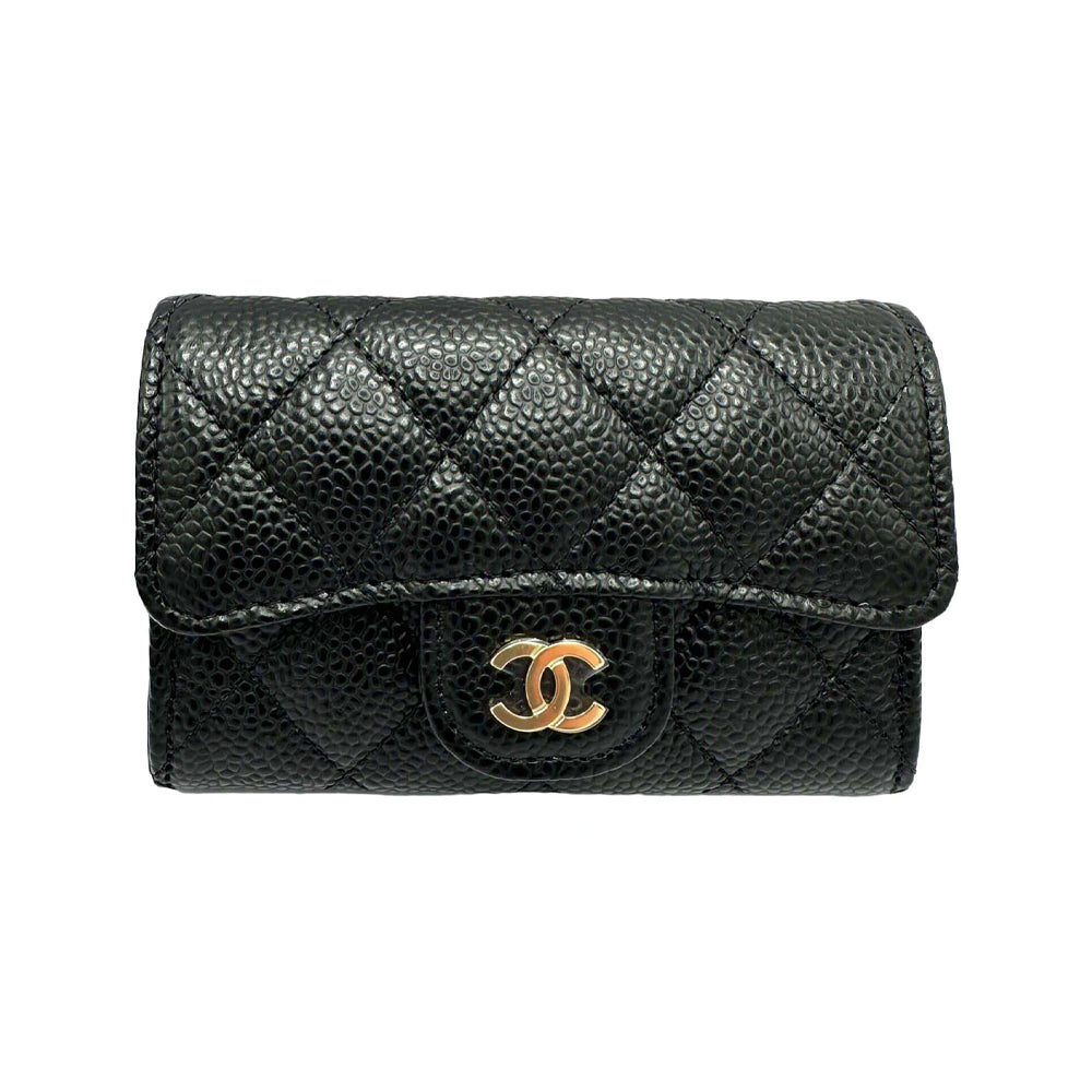 Chanel Classic Card Holder，經典款式，輕巧設計與標誌性菱格紋細節，為日常收納增添奢華感。