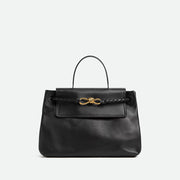 Bottega Veneta Ciao Ciao 包款，柔軟皮革和隨性設計，展現時尚與輕盈感。