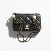 Chanel Small Flap Bag，經典設計與實用尺寸，輕鬆搭配任何造型，是永恆的奢華象徵。