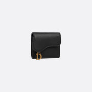 Dior Saddle Wallet – 黑色粒面小牛皮，採用標誌性馬鞍設計與金屬 D 型飾件，經典時尚。