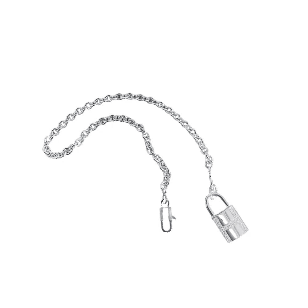 Hermès Amulettes Cadenas Bracelet – 採用高端金屬與精緻吊飾設計，展現簡約與奢華風格。