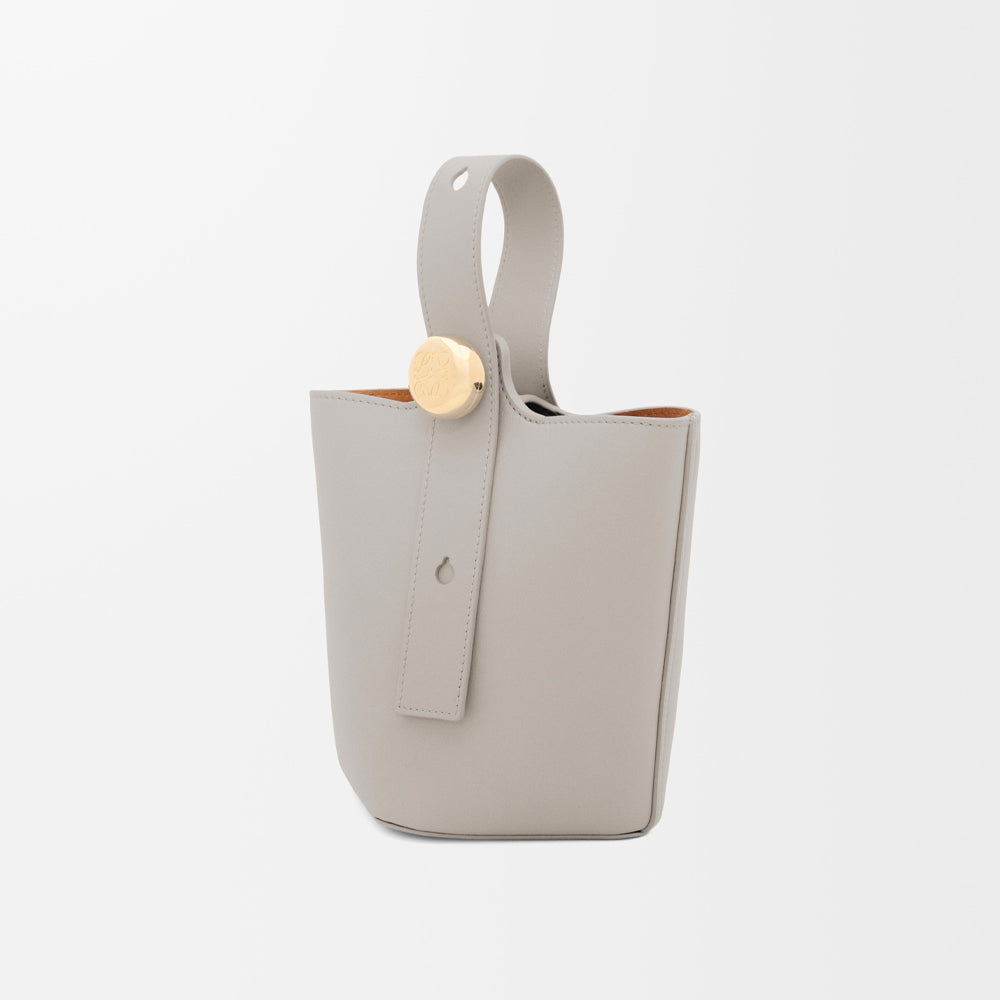 Loewe Mini Pebble bucket in smooth calfskin (Shell Grey)