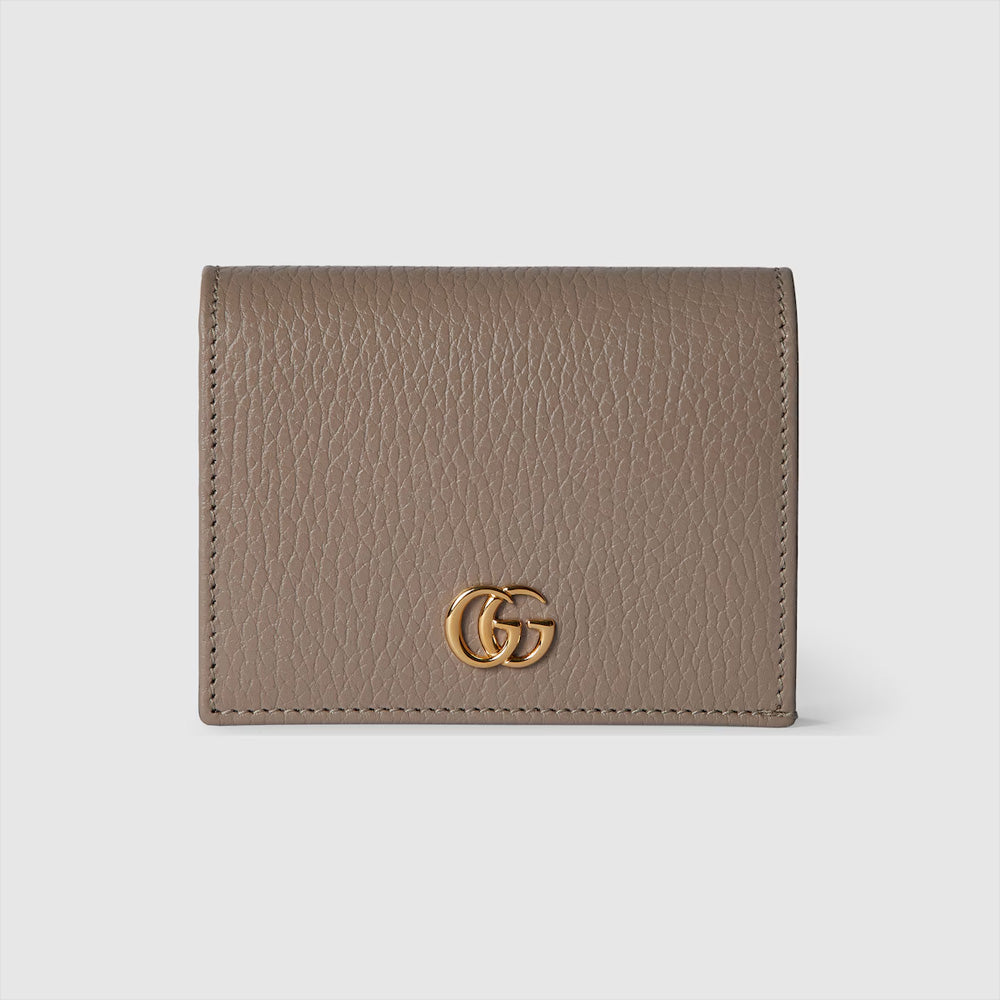 Gucci GG Marmont 卡片套錢包，配有標誌性雙G標誌與柔軟皮革。