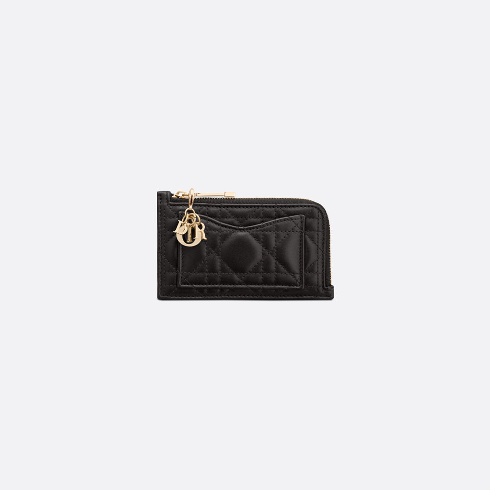 Dior Lady Dior Zipped Card Holder，黑色藤格紋皮革，拉鍊與吊飾細節，展現品牌經典與優雅。
