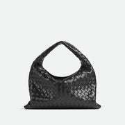 Bottega Veneta Hop 手袋，俐落線條與輕便設計，展現現代簡約風格。