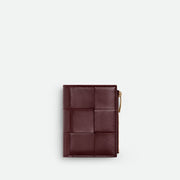 Bottega Veneta Cassette 小型雙折錢包，採用品牌標誌性編織設計，時尚小巧。