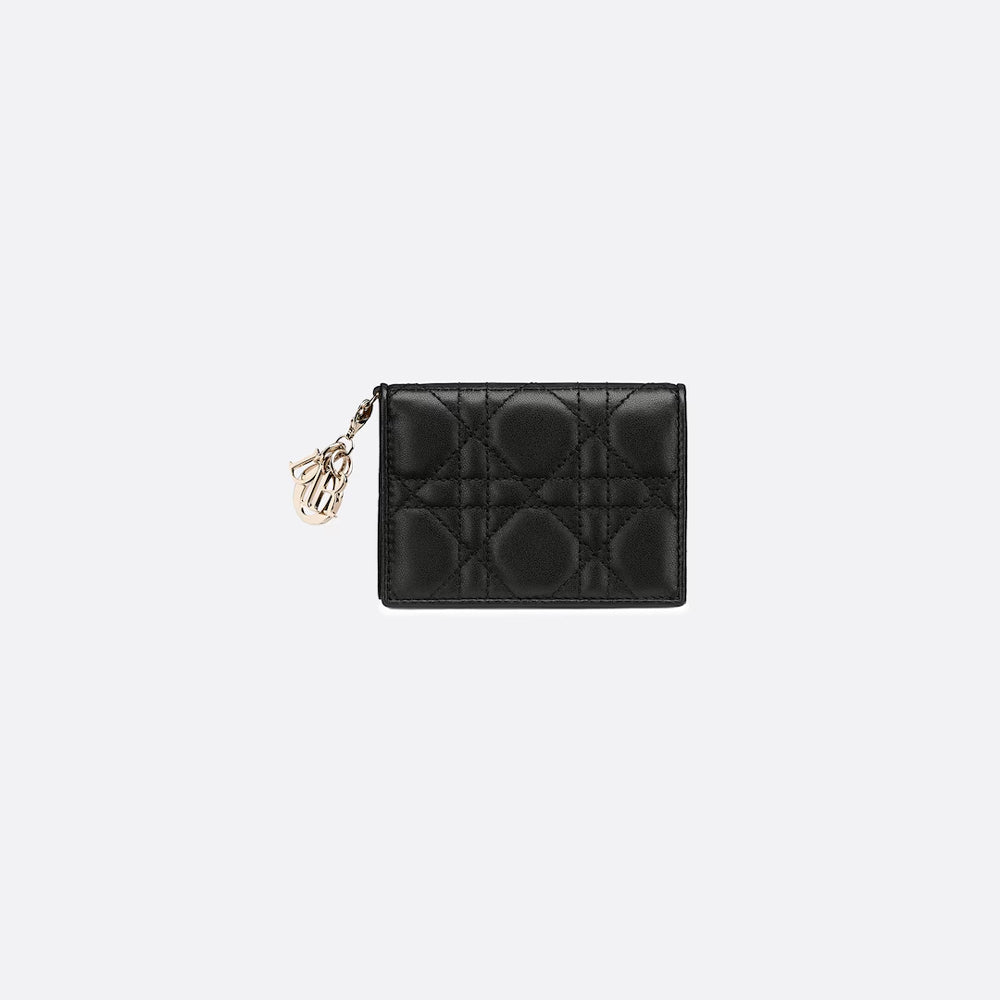 Dior Lady Dior Card Holder – 黑色 Cannage 羔羊皮，搭配品牌標誌性吊飾，展現經典與細膩。