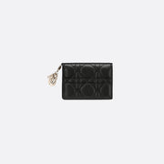 Dior Lady Dior Card Holder – 黑色 Cannage 羔羊皮，搭配品牌標誌性吊飾，展現經典與細膩。