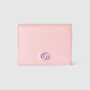 Gucci GG Marmont Card Case – 粉色皮革款，搭配金屬雙 G 標誌，展現柔美與優雅風格。