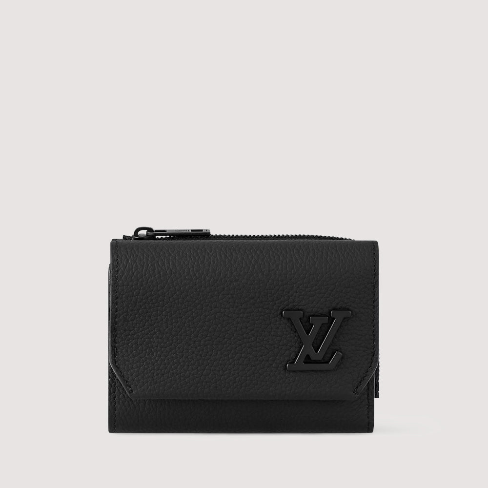 Louis Vuitton Pilot Wallet，經典與實用兼具，輕鬆應對日常需求，是品牌高端配飾的代表作。