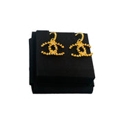 Chanel Earrings – 採用品牌標誌性雙 C 標誌設計，搭配金屬細節，優雅且百搭。