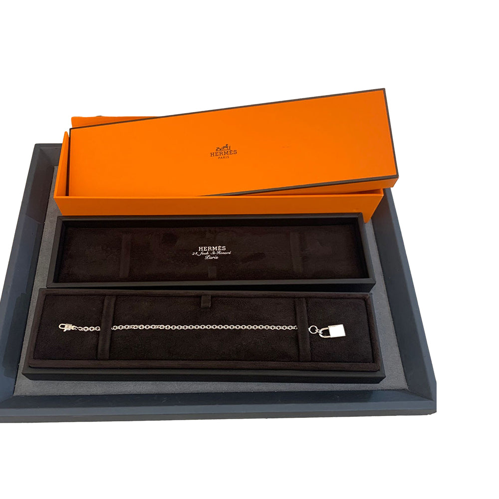 Hermès Amulettes Cadenas Bracelet – 採用高端金屬與精緻吊飾設計，展現簡約與奢華風格。