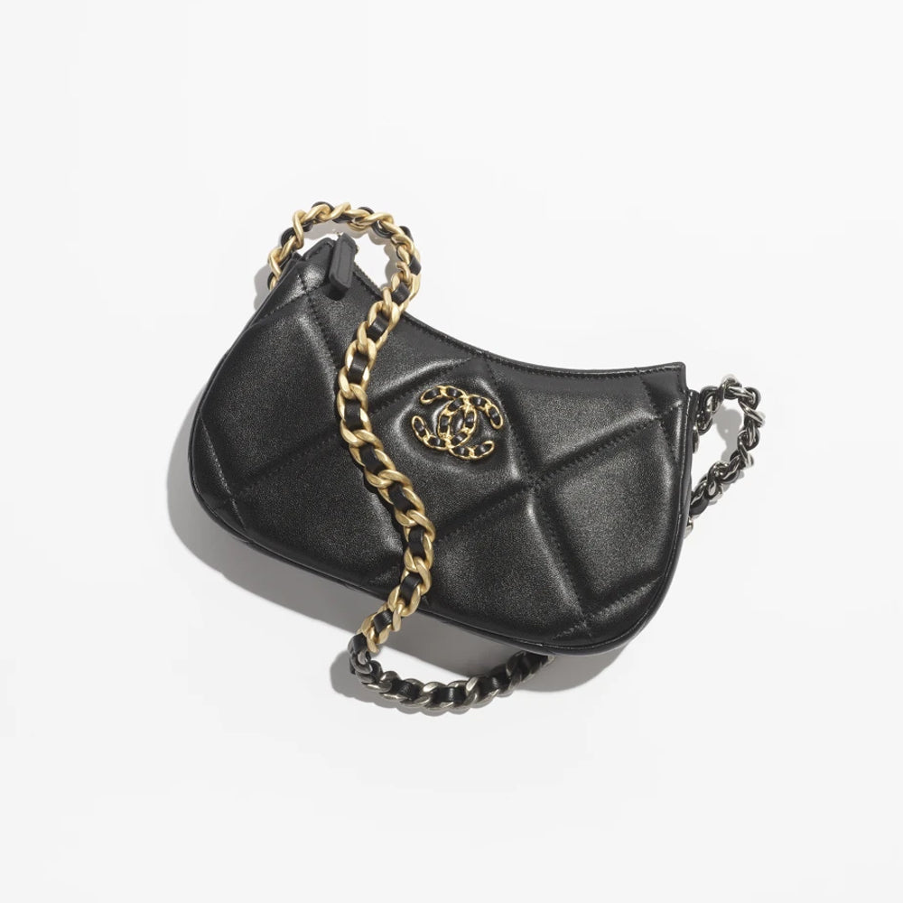 CHANEL 19 Clutch with Chain – 採用柔軟皮革與菱格紋設計，搭配金屬鏈條，結合時尚與實用性。