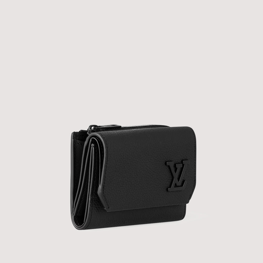 Louis Vuitton Pilot Wallet，經典與實用兼具，輕鬆應對日常需求，是品牌高端配飾的代表作。