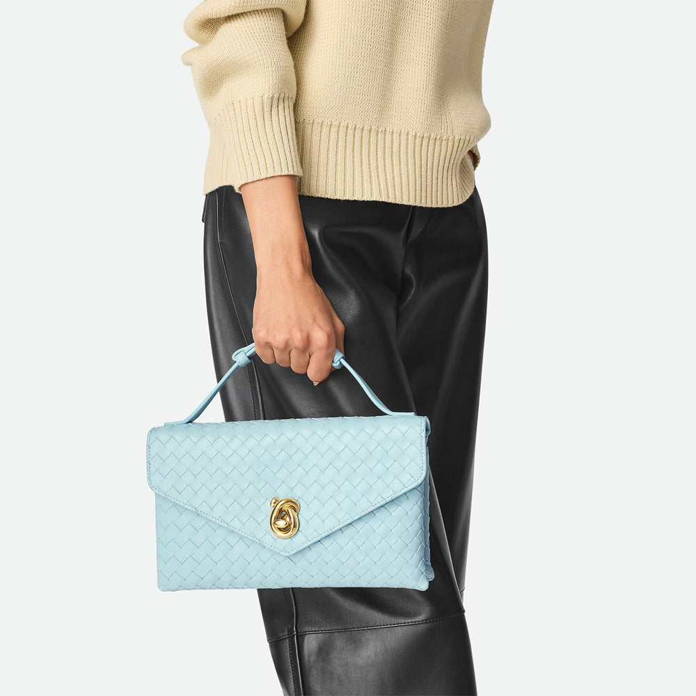 Bottega Veneta Knot Lock 手袋，採用標誌性結扣細節，適合晚宴或正式場合。