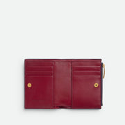 Bottega Veneta Cassette 小型雙折錢包，採用品牌標誌性編織設計，時尚小巧。
