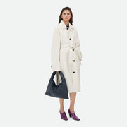 Bottega Veneta Hop 手袋，俐落線條與輕便設計，展現現代簡約風格。