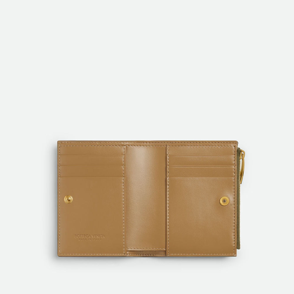 Bottega Veneta Cassette 小型雙折錢包，採用品牌標誌性編織設計，時尚小巧。