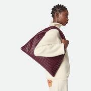 Bottega Veneta Hop 手袋，俐落線條與輕便設計，展現現代簡約風格。
