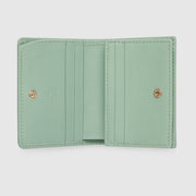Gucci GG Emblem 迷你錢包，設計小巧輕便，配有品牌雙G標誌。