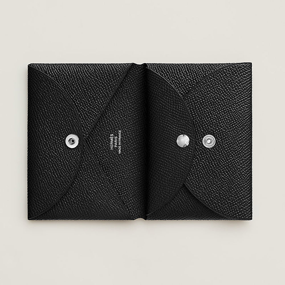 Hermès Calvi Duo Card Holder Noir － 黑色優質皮革卡包，配備雙卡位與零錢袋，展現品牌經典工藝。