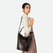 Bottega Veneta Liberta Bucket，水桶包設計與柔軟皮革結合，展現自然美感。
