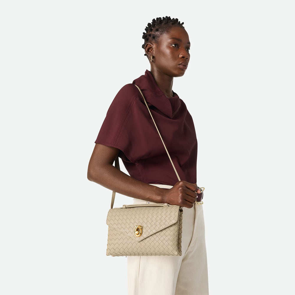 Bottega Veneta Knot Lock 手袋，採用標誌性結扣細節，適合晚宴或正式場合。