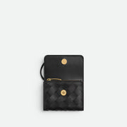 Bottega Veneta Andiamo 三折拉鏈錢包，簡約時尚設計，實用多功能收納。