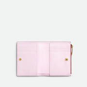 Bottega Veneta Cassette 小型雙折錢包，採用品牌標誌性編織設計，時尚小巧。