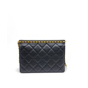 Chanel Grained Calfskin Bag – 採用經典魚子醬皮革與金屬細節，結合優雅與實用性。
