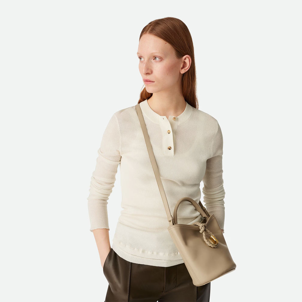 Bottega Veneta Small Liberta Bucket，精緻小巧，適合輕便日常或休閒造型搭配。