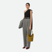 Bottega Veneta Liberta Bucket，水桶包設計與柔軟皮革結合，展現自然美感。