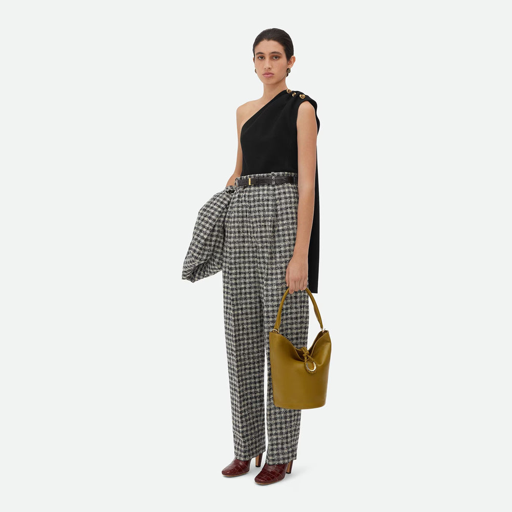 Bottega Veneta Liberta Bucket，水桶包設計與柔軟皮革結合，展現自然美感。
