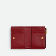 Bottega Veneta Cassette 小型雙折錢包，採用品牌標誌性編織設計，時尚小巧。