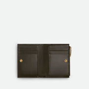 Bottega Veneta Intrecciato Diagonal 小型雙折錢包，對角線編織設計極具特色。