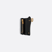 Dior Saddle Wallet – 黑色粒面小牛皮，採用標誌性馬鞍設計與金屬 D 型飾件，經典時尚。