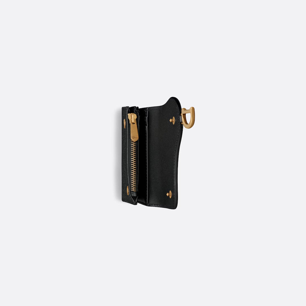 Dior Saddle Wallet – 黑色粒面小牛皮，採用標誌性馬鞍設計與金屬 D 型飾件，經典時尚。