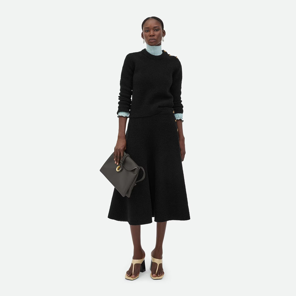 Bottega Veneta Liberta 手袋，簡約設計搭配品牌經典工藝，展現時尚高雅氣質。