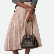 Bottega Veneta Small Parachute Chain 手袋，小巧精緻，金屬鏈條設計增添時尚感。