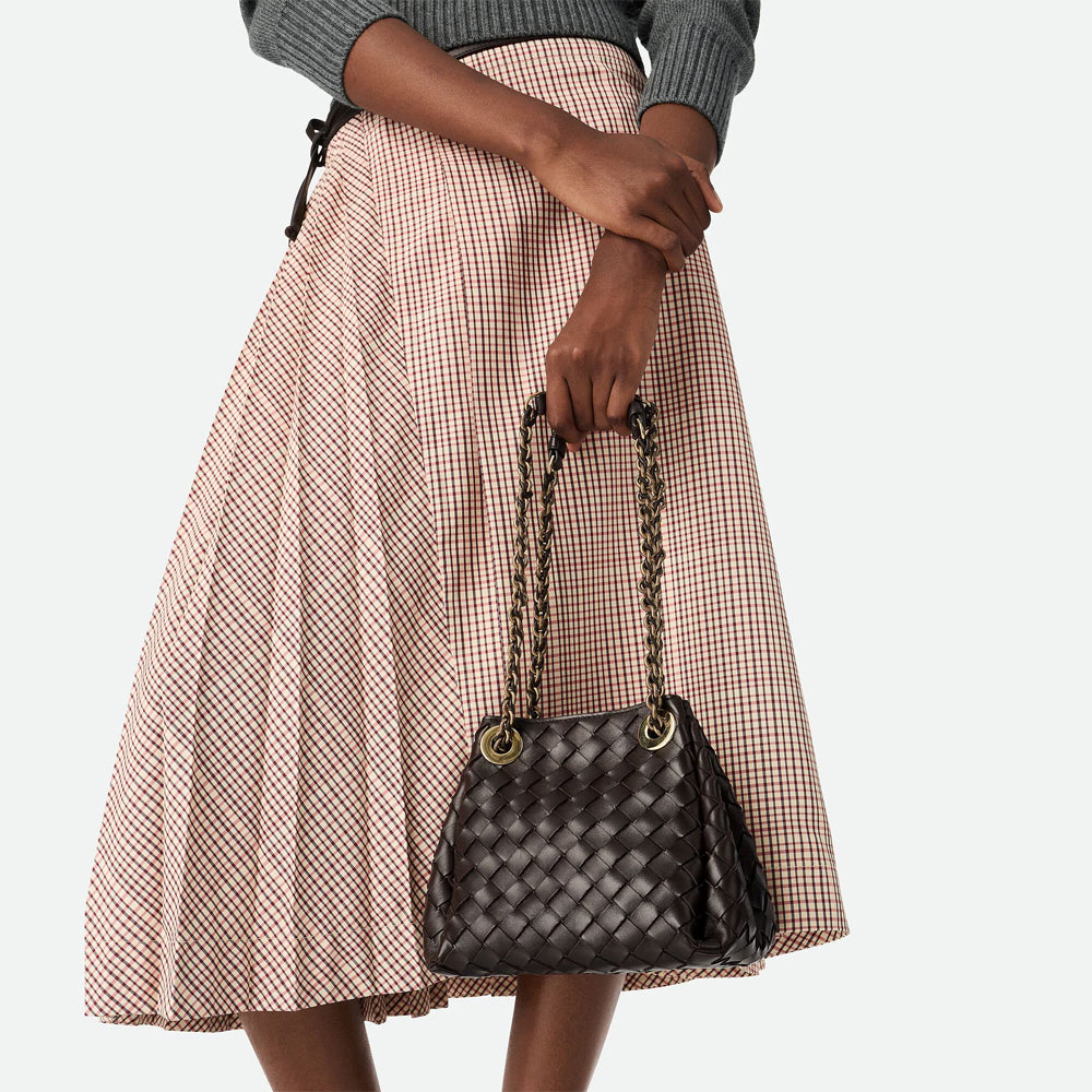 Bottega Veneta Small Parachute Chain 手袋，小巧精緻，金屬鏈條設計增添時尚感。