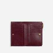 Bottega Veneta Medium Intrecciato 編織雙折錢包，設有拉鏈隔層，結合經典與實用性。