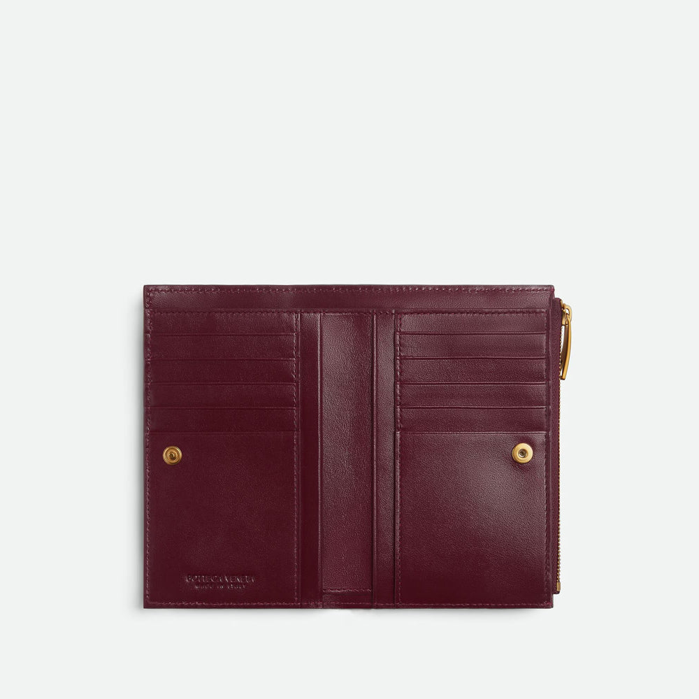 Bottega Veneta Medium Intrecciato 編織雙折錢包，設有拉鏈隔層，結合經典與實用性。