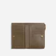 Bottega Veneta Medium Intrecciato 編織雙折錢包，設有拉鏈隔層，結合經典與實用性。