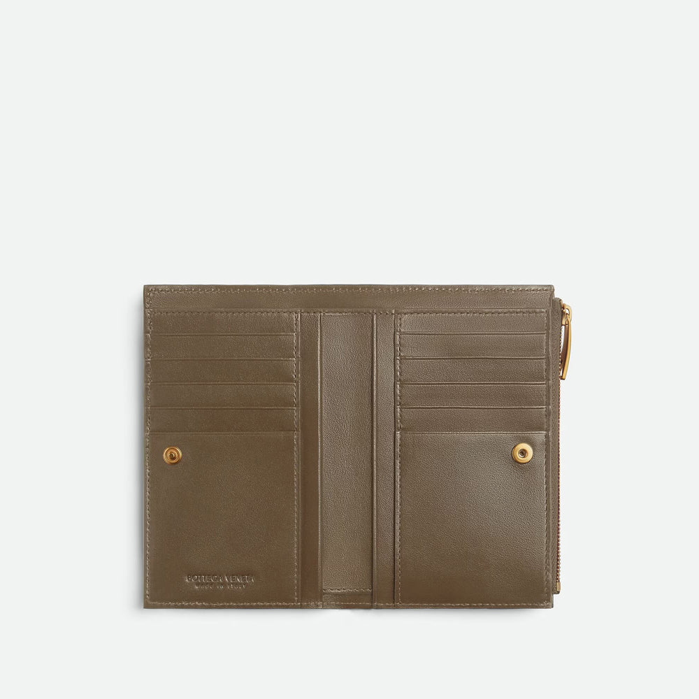 Bottega Veneta Medium Intrecciato 編織雙折錢包，設有拉鏈隔層，結合經典與實用性。