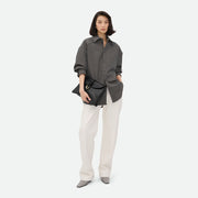 Bottega Veneta Liberta 手袋，簡約設計搭配品牌經典工藝，展現時尚高雅氣質。