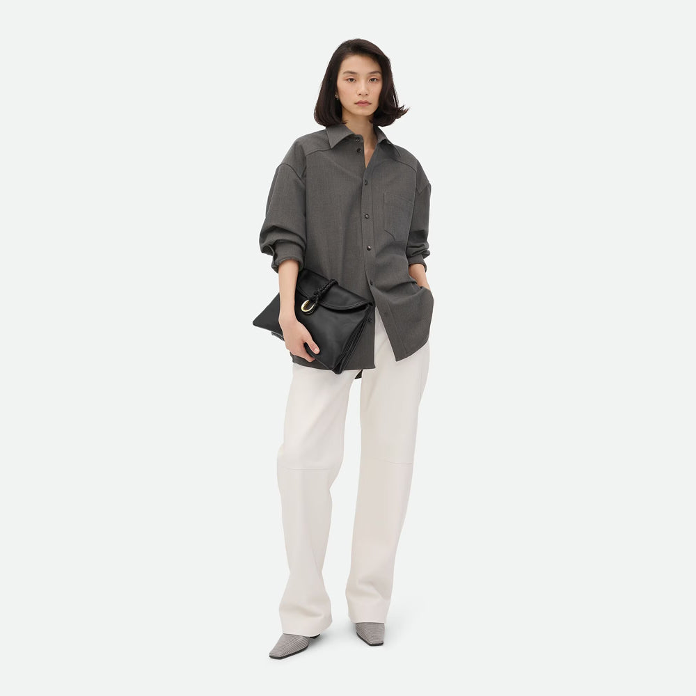 Bottega Veneta Liberta 手袋，簡約設計搭配品牌經典工藝，展現時尚高雅氣質。